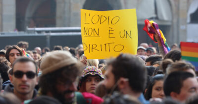 Copertina di Omolesbobitransfobia, “in Italia essere una persona trans significa essere un imprevisto”. “Tutta la comunità lgbt è attaccata”