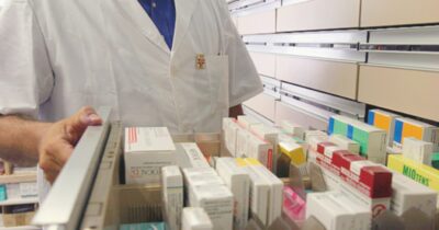 Copertina di “Attenzione, questi farmaci comuni alterano l’intestino anche anni dopo l’uso”: l’allarme nel nuovo studio. L’esperto: “Restano sicuri, priorità resta la cura del paziente”