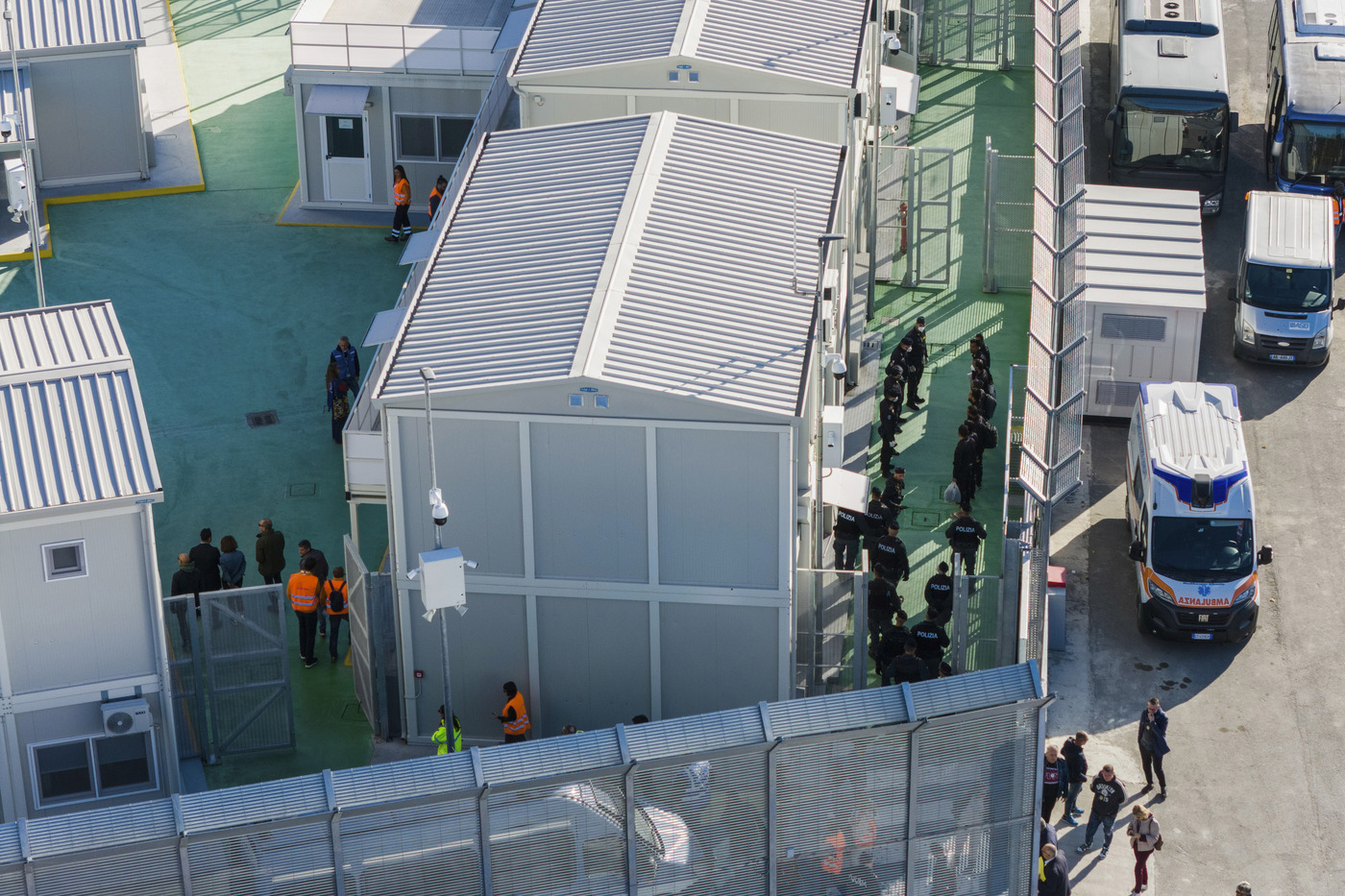 Migranti in Albania, ora lo stop ai trattenimenti arriva dal giudice di pace. Si attende la Corte Costituzionale