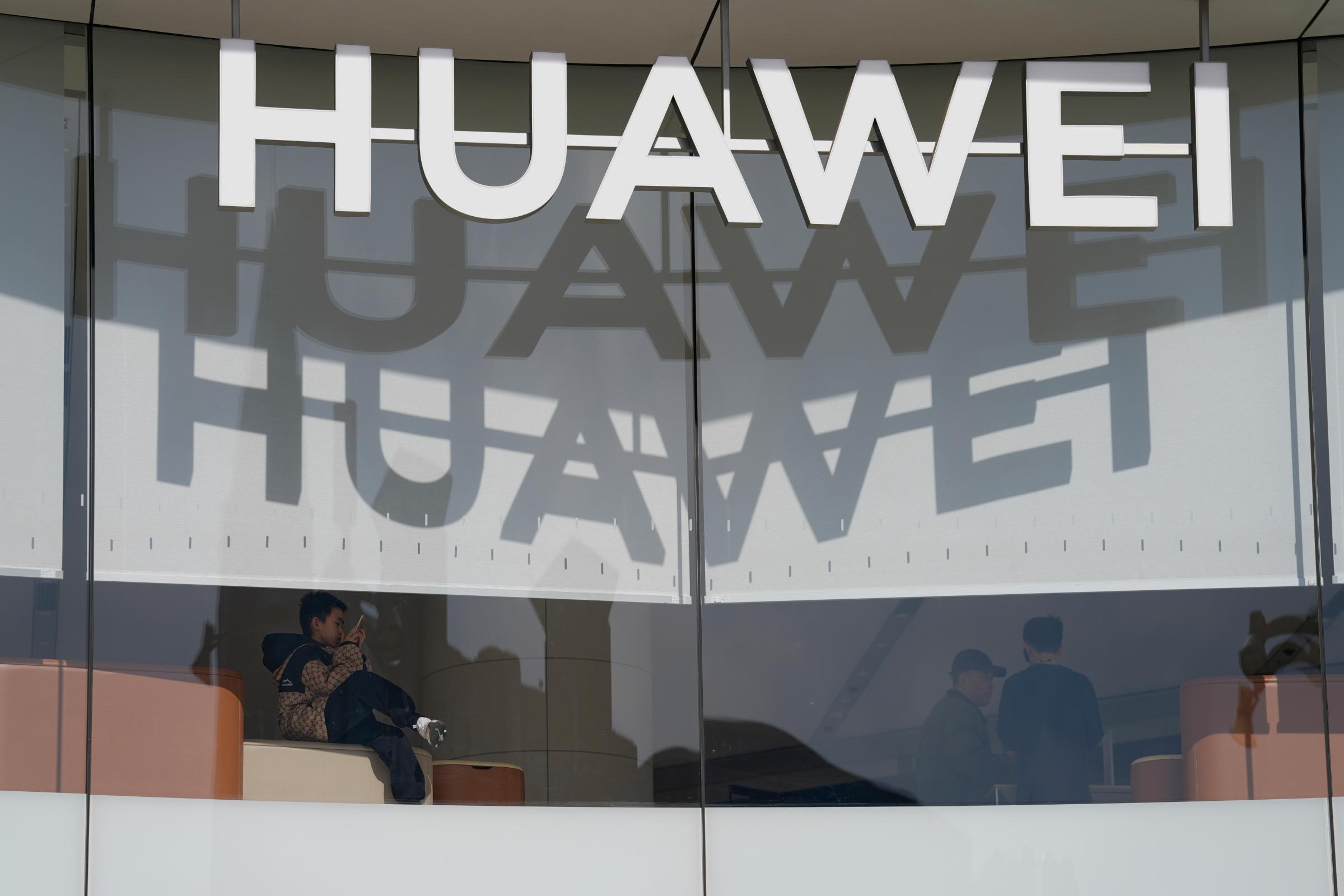 Guerra tecnologica Usa Cina: Washington vieta alle aziende di tutto il mondo di usare chip Huawei per l’Ia pena “gravi sanzioni” Guerra tecnologica Usa Cina: Washington vieta alle aziende di tutto il mondo di usare chip Huawei per l’Ia pena “gravi sanzioni”