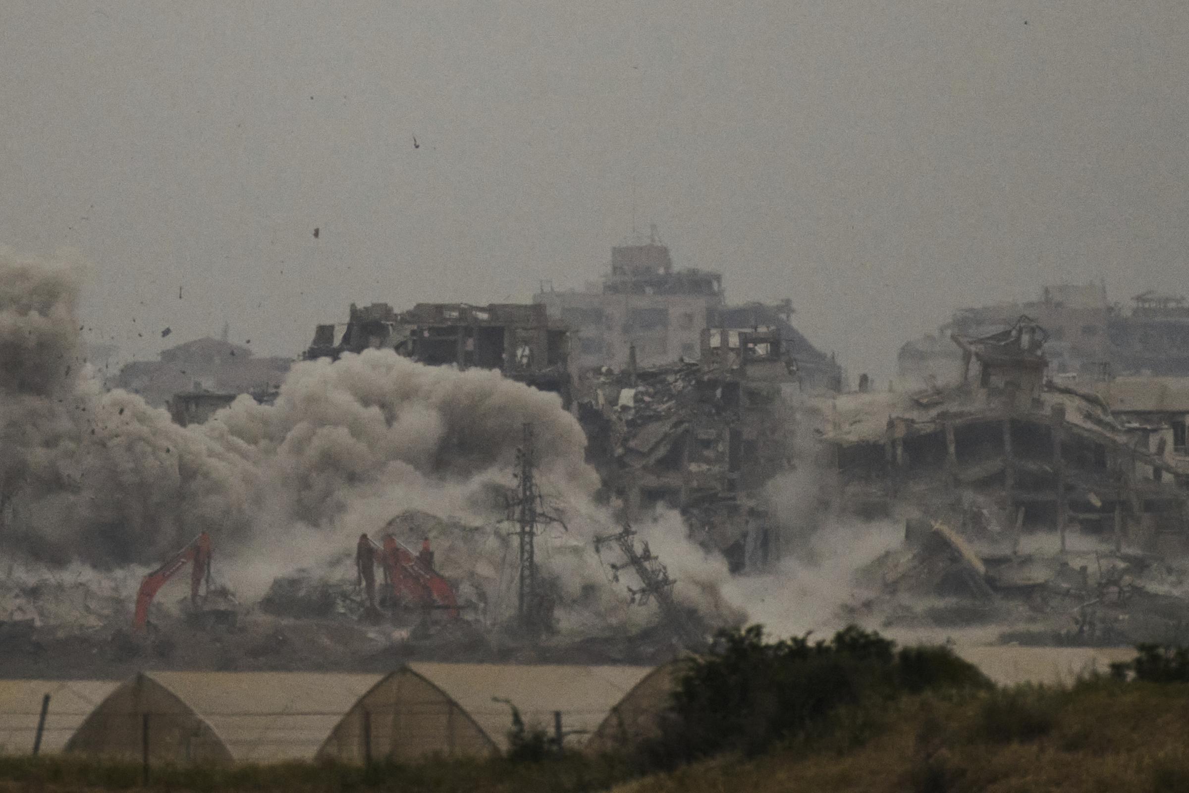 Gaza, un altro massacro israeliano. Nella notte uccisi almeno 50 palestinesi Gaza, un altro massacro israeliano. Nella notte uccisi almeno 50 palestinesi