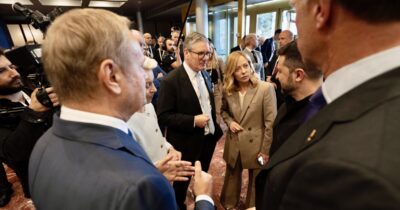 Copertina di Meloni assente al vertice dei “volenterosi”: “Noi contro l’invio di truppe, è coerenza”. Macron replica: “Falso, si è parlato di cessate il fuoco”