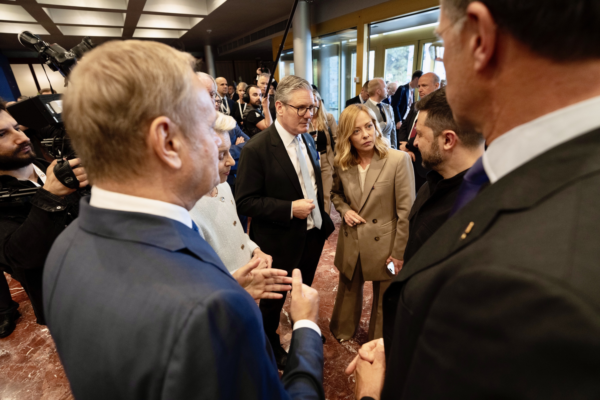 Meloni assente al vertice dei “volenterosi” a Tirana: “Noi contro l’invio di truppe, coerenza”. Macron: “Falso, si è parlato di cessate il fuoco”