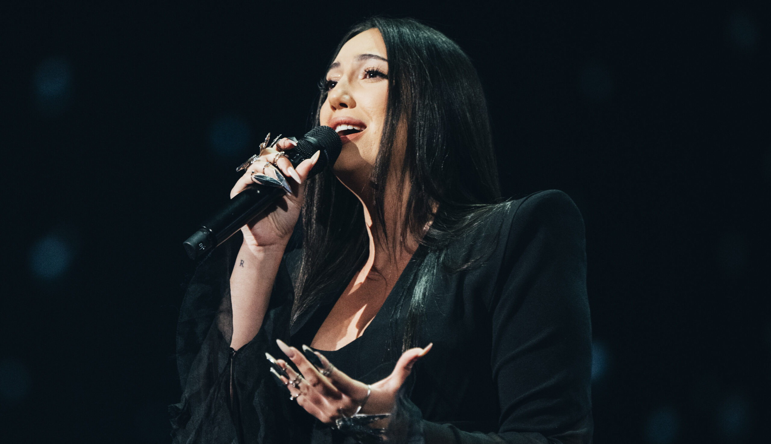 eurovision 2025 buttati fuori i manifestanti pro palestina con bandiere e fischietti di grandi dimensioni mentre cantava l israeliana yuval raphael da Ilfattoquotidiano.it eurovision 2025 buttati fuori i manifestanti pro palestina con bandiere e fischietti di grandi dimensioni mentre cantava l israeliana yuval raphael