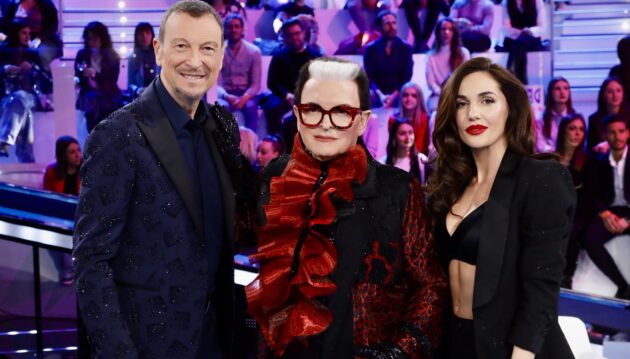 Amici 24, la Finalissima con tre ballerini e due cantanti: la scaletta, i cinque talenti in gara e i premi. Al vincitore la coppa e 150mila euro Amici 24, la Finalissima con tre ballerini e due cantanti: la scaletta, i cinque talenti in gara e i premi. Al vincitore la coppa e 150mila euro