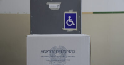 Copertina di Referendum, il voto delle persone con disabilità: dall’accompagnatore, al trasporto gratuito. Cosa fare e scadenze