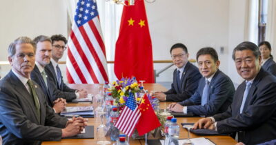 Copertina di Cina-Usa, tregua a metà. I dazi calano ma Pechino non ha vinto: restano la stretta su chip e tecnologia e il nodo fentanyl