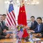 Copertina di Cina-Usa, tregua a metà. I dazi calano ma Pechino non ha vinto: restano la stretta su chip e tecnologia e il nodo fentanyl