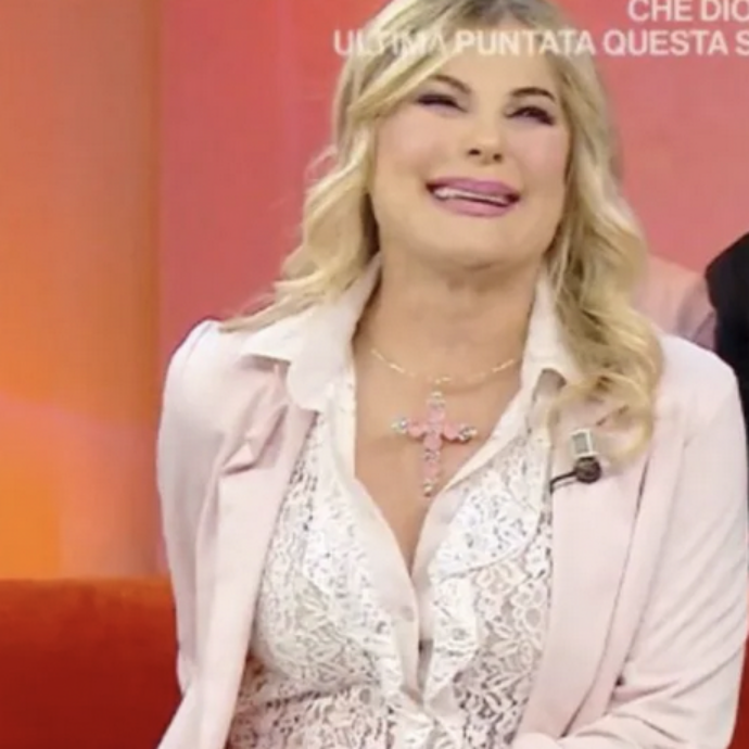 “Ti suona il sedere”: Giancarlo Magalli interrompe Patrizia Pellegrino che racconta di Alberto di Monaco. La gag su RaiUno