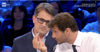 Copertina di “Mi alzo alle tre di notte, so cosa significa la fatica”, il pescivendolo di Affari Tuoi rifiuta 30 mila euro e fa bene: nel suo pacco aveva i 50 mila