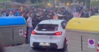 Copertina di Paura in Catalogna: auto travolge i tifosi dell’Espanyol prima del derby con il Barcellona | il video