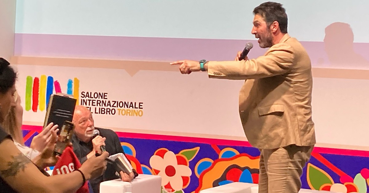 Salone del Libro 2025, Gigi Buffon intervistato da Paolo Nori: “La finale di Champions Inter PSG? Ecco chi vincerà” Salone del Libro 2025, Gigi Buffon intervistato da Paolo Nori: “La finale di Champions Inter PSG? Ecco chi vincerà”