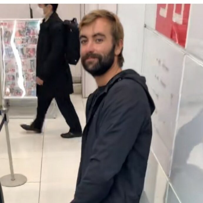 “Ho filmato il mio compagno mentre mi fissava sulle scale mobili. Non pensavo sarebbe finita così”: il video è virale su TikTok