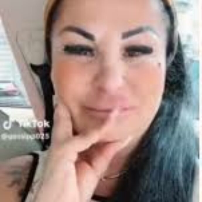 “È giunta l’ora che io ti distrugga”: l’influencer Rita De Crescenzo minaccia il deputato Borrelli. Lui denuncia e dice: “Non mi lascerò intimidire” – VIDEO