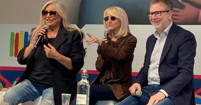 Copertina di Salone del Libro, “Fabio non fa mai la pipì in sei ore di Che tempo che fa”: Fazio, Venier, Littizzetto e la tv fatta con leggerezza