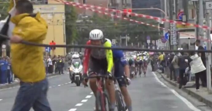 Invade la carreggiata con un tubo flessibile durante la sesta tappa del Giro d’Italia a Napoli: 67enne denunciato