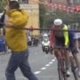 Copertina di Invade la carreggiata con un tubo flessibile durante la sesta tappa del Giro d’Italia a Napoli: 67enne denunciato