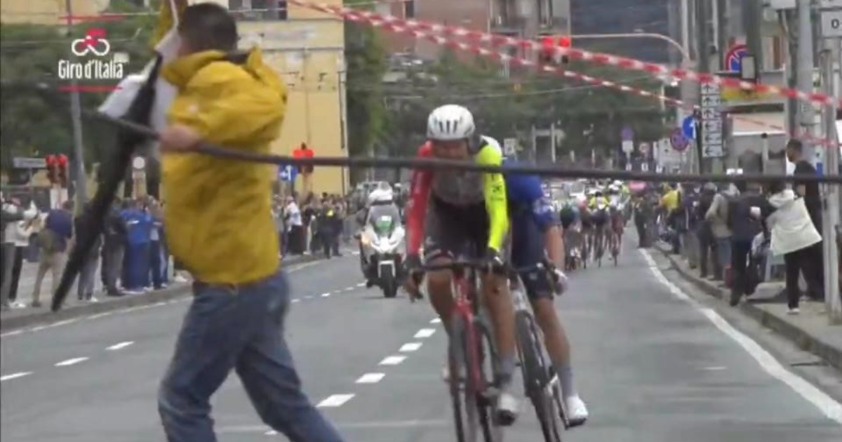 invade la carreggiata con un tubo flessibile durante la sesta tappa del giro d italia a napoli 67enne denunciato da Ilfattoquotidiano.it invade la carreggiata con un tubo flessibile durante la sesta tappa del giro d italia a napoli 67enne denunciato