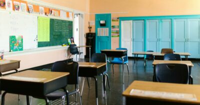 Copertina di Chiudeva i bambini dentro a coprimaterassi per farli smettere di piangere: maestra rischia dai 3 ai 15 anni