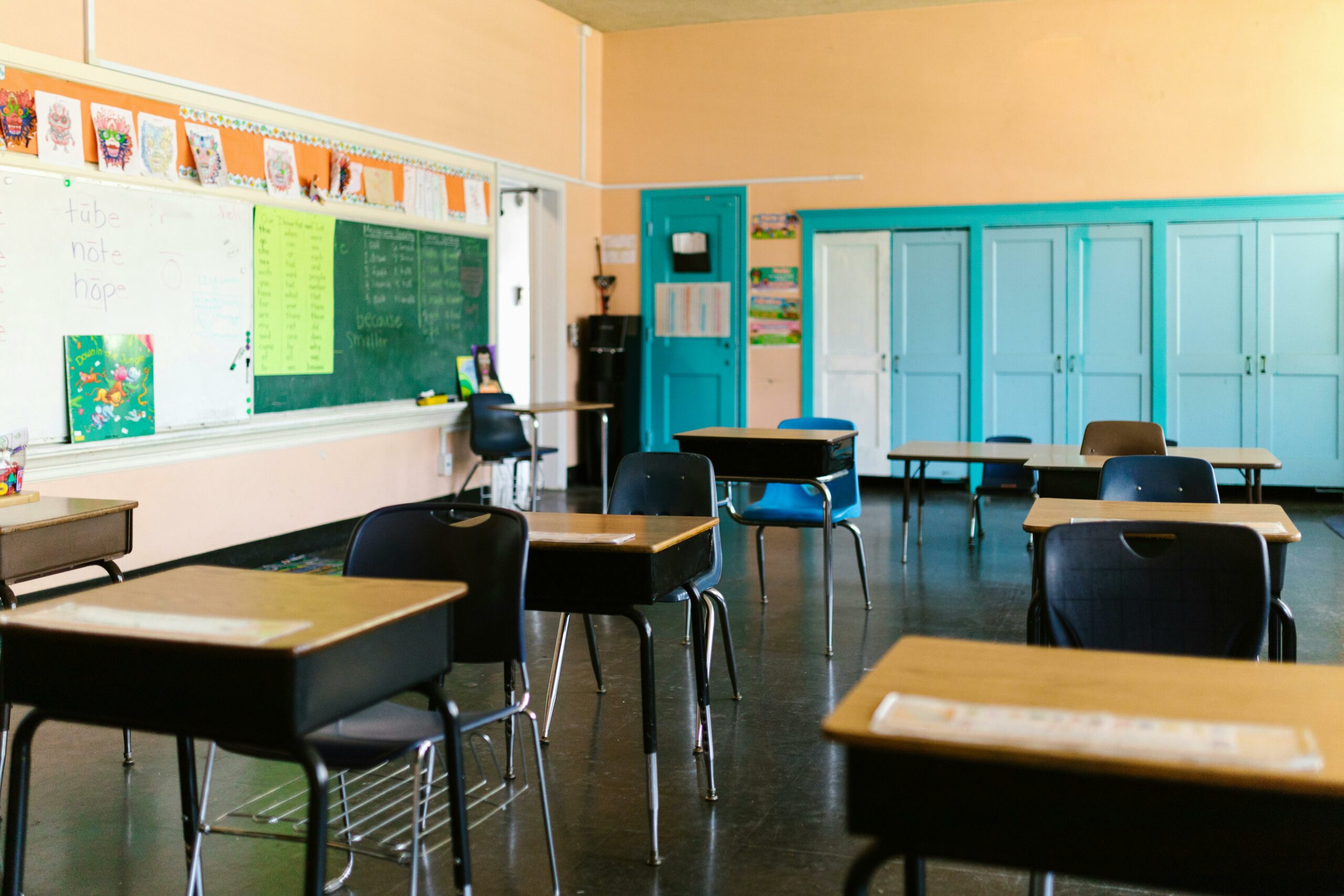 chiudeva i bambini dentro a coprimaterassi per farli smettere di piangere maestra rischia dai 3 ai 15 anni