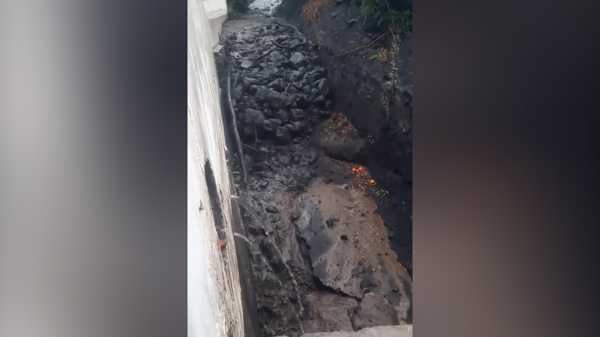 fiumi di acqua e detriti enormi disagi a stromboli dopo le piogge le impressionanti immagini