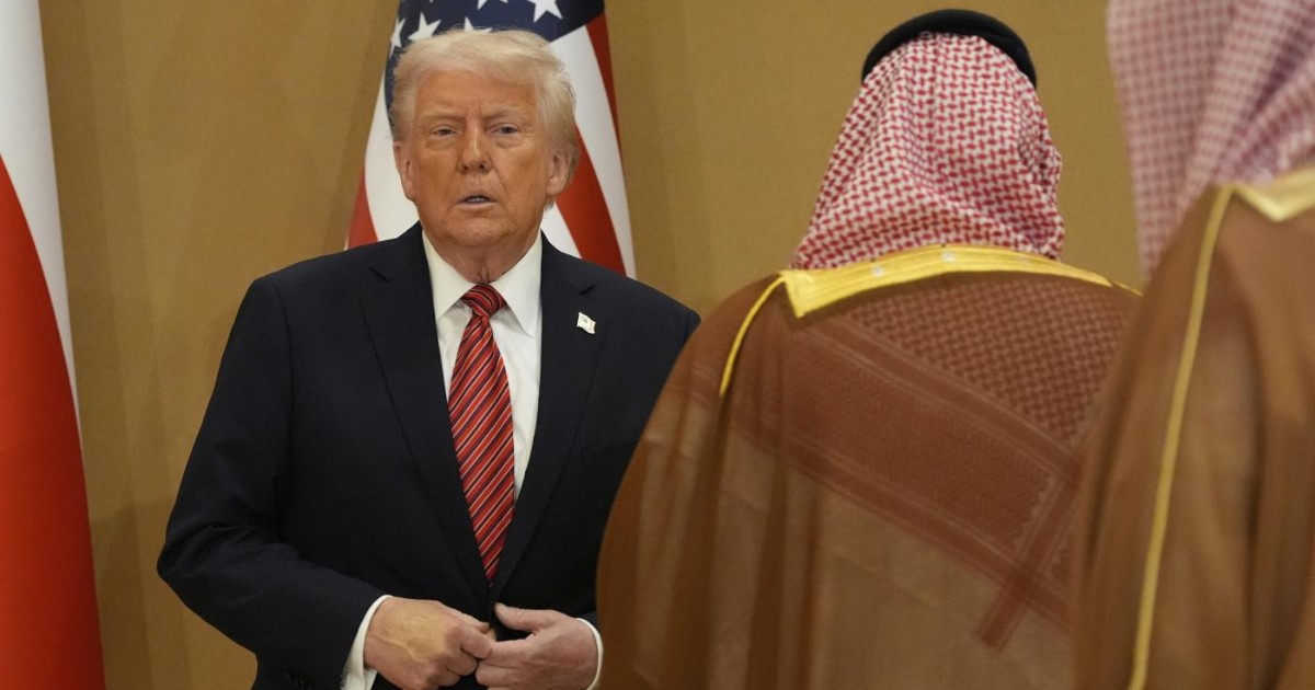 trump in arabia incassa un bottino da capogiro fiumi di soldi in cambio di protezione e silenzio
