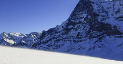 Copertina di Valanga in Svizzera, travolte diverse persone sull’Eiger. La polizia: “Tutti salvi”