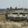 Copertina di I tank israeliani avanzano nella Striscia. “Piano Usa per trasferire un milione di palestinesi in Libia”