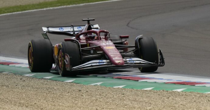 F1, qualifiche Gp Imola: disastro Ferrari. Hamilton e Leclerc fuori già in Q2, il monegasco: “Inaccettabile”