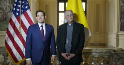 Copertina di Rubio: “Vaticano possibile sede dei colloqui di pace”. Zelensky e Vance a Roma per Papa Leone XIV