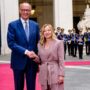 Copertina di Ucraina, Meloni: “Senza invio truppe sì a vertice coi leader Ue”. Poi ribatte a Macron: “Abbandonare i personalismi”