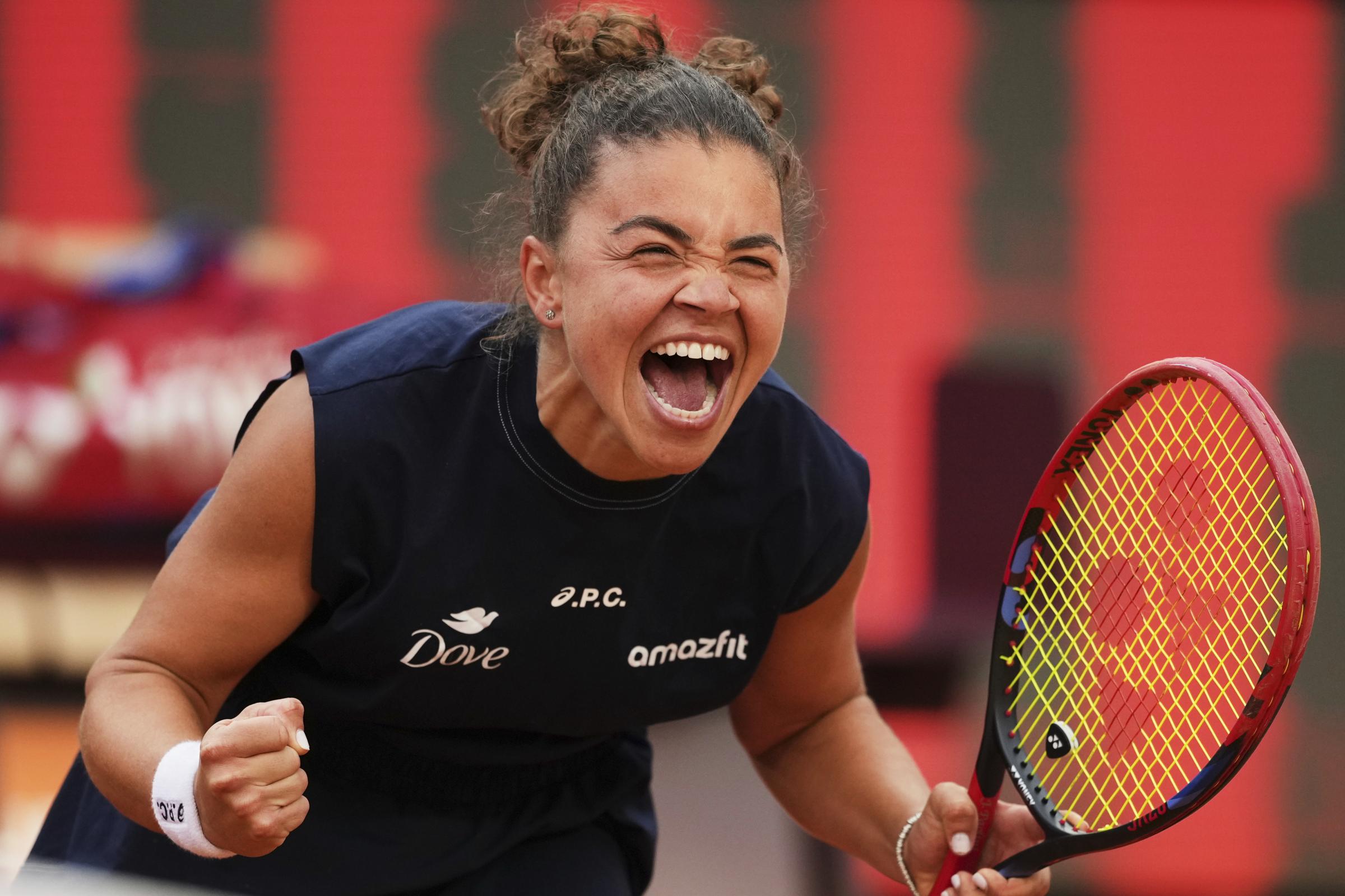 Jasmine Paolini, sorriso e tenacia: dalla Garfagnana all’oro olimpico in coppia con Errani, chi è la campionessa degli Internazionali Jasmine Paolini, sorriso e tenacia: dalla Garfagnana all’oro olimpico in coppia con Errani, chi è la campionessa degli Internazionali
