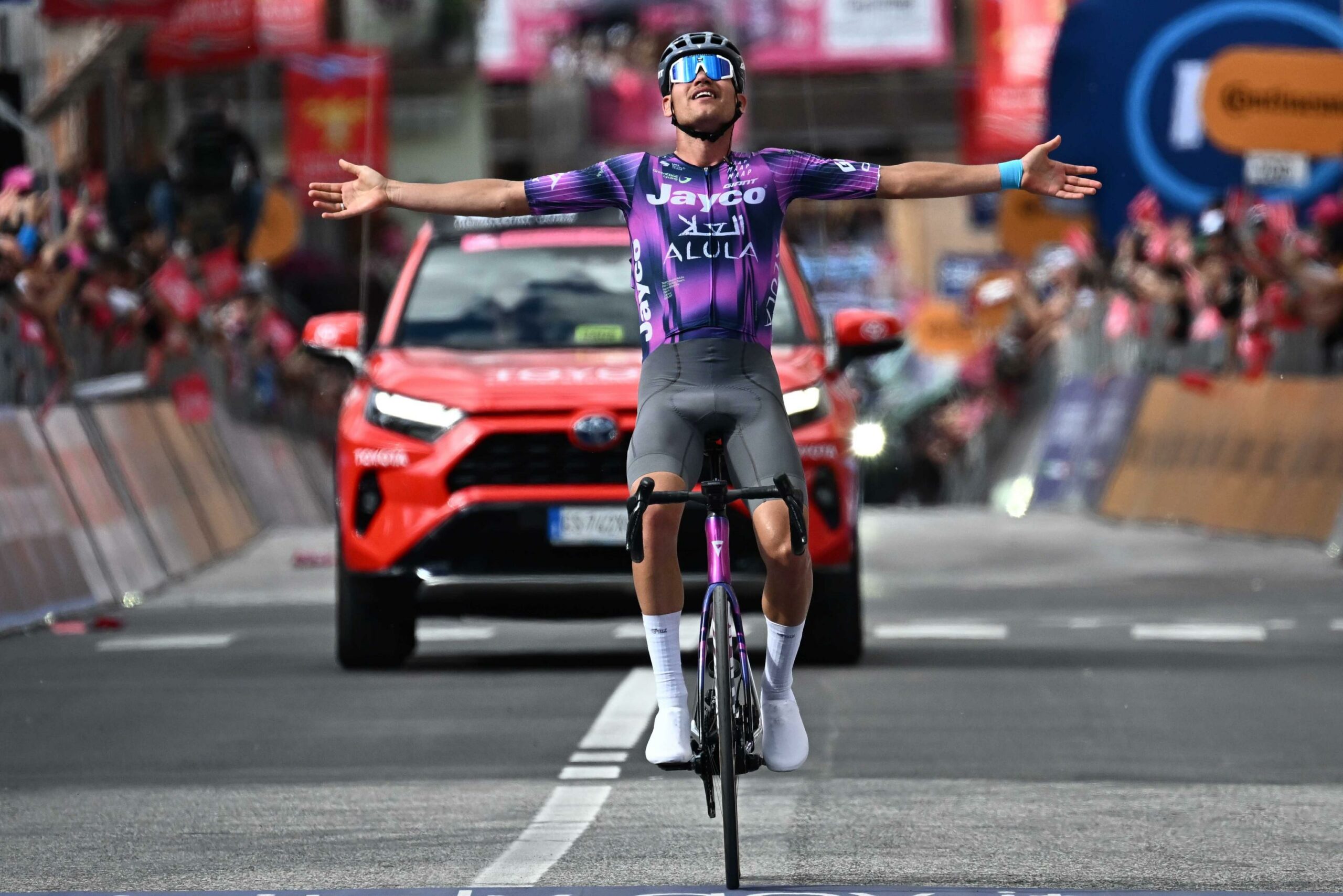 Clamoroso al Giro d’Italia: Plapp vince l’ottava tappa, Diego Ulissi conquista la maglia rosa | La nuova classifica Clamoroso al Giro d’Italia: Plapp vince l’ottava tappa, Diego Ulissi conquista la maglia rosa | La nuova classifica