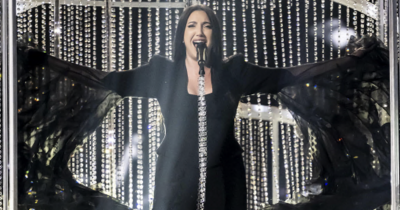 Copertina di Tre manifestanti pro Palestina sono stati bloccati mentre provavano a salire sul palco durante l'esibizione di Israele a Eurovision 2025 - IL VIDEO