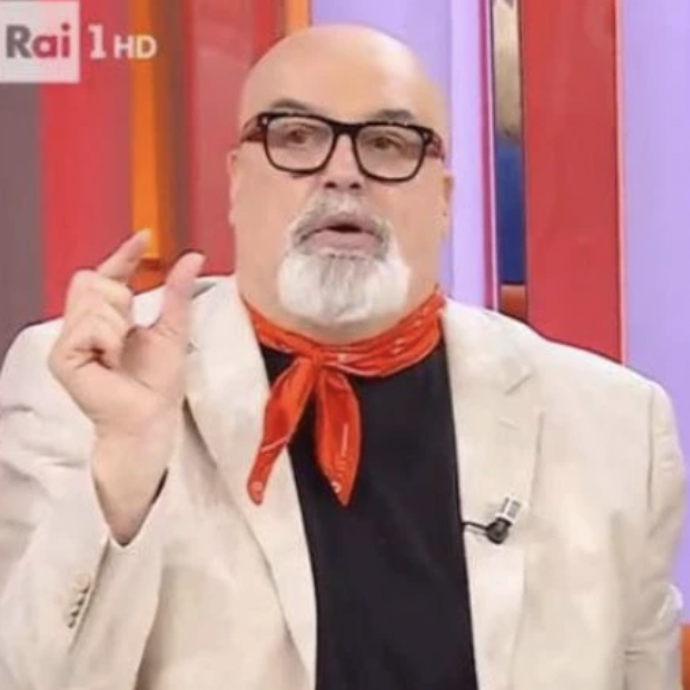 Il racconto choc di Giovanni Ciacci su una misteriosa donna dello spettacolo: “Tirò a un’altra un albero di Natale addosso. È la stessa persona che tira caraffe di caffè addosso alle sarte”