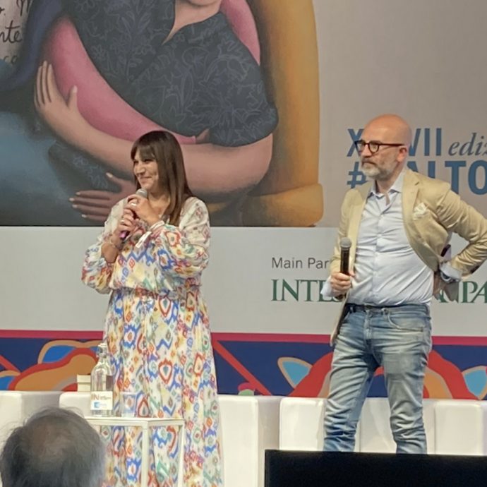 “Non esiste lo scrittore che si chiude nello studio con i pugnetti sulle tempie e partorisce l’opera. Conoscete la sindrome di Conan Doyle?”: Donato Carrisi dialoga con Jean Reno