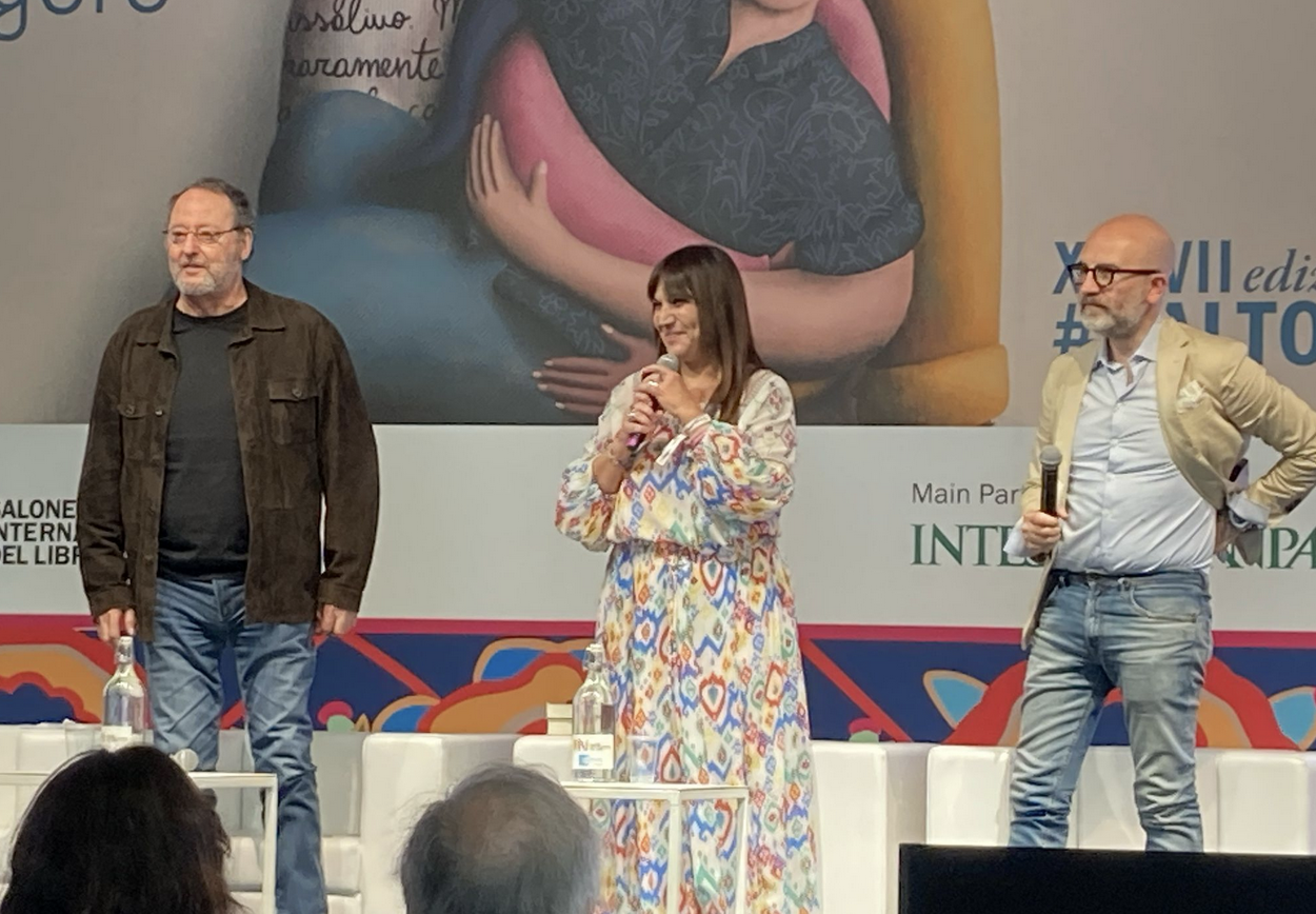 “Non esiste lo scrittore che si chiude nello studio con i pugnetti sulle tempie e partorisce l’opera. Conoscete la sindrome di Conan Doyle?”: Donato Carrisi dialoga con Jean Reno “Non esiste lo scrittore che si chiude nello studio con i pugnetti sulle tempie e partorisce l’opera. Conoscete la sindrome di Conan Doyle?”: Donato Carrisi dialoga con Jean Reno