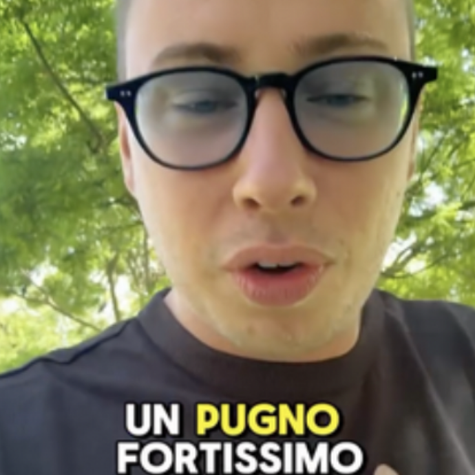 “Milano fa schifo. Ieri sera in pieno centro mi hanno chiesto ‘ti serve un taxi?’, poi mi è arrivato un pugno fortissimo, mi hanno strappato la collana…”: il racconto di Max Felicitas