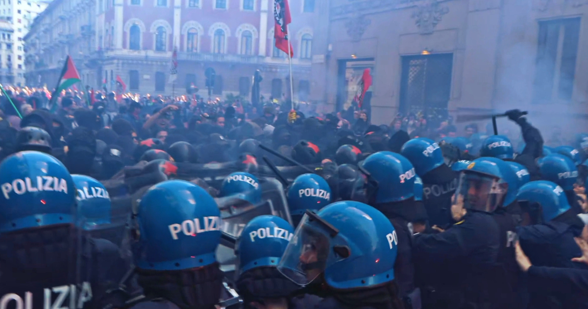 Corteo antagonisti contro il raduno dell’ultradestra: il video degli scontri con la polizia a Milano Corteo antagonisti contro il raduno dell’ultradestra: il video degli scontri con la polizia a Milano