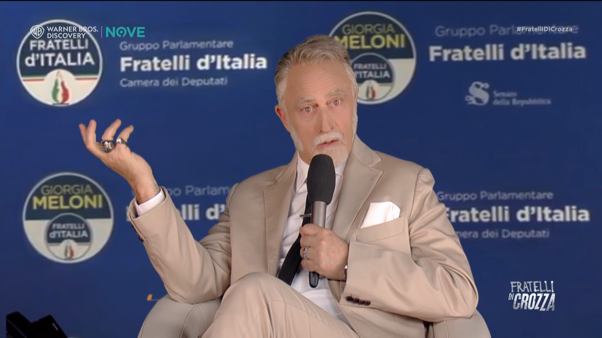 “Nanni Moretti di destra e Garrone cresciuto a Casapound”, Crozza Giuli è uno spasso. E vuole cambiare la cultura italiana “Nanni Moretti di destra e Garrone cresciuto a Casapound”, Crozza Giuli è uno spasso. E vuole cambiare la cultura italiana