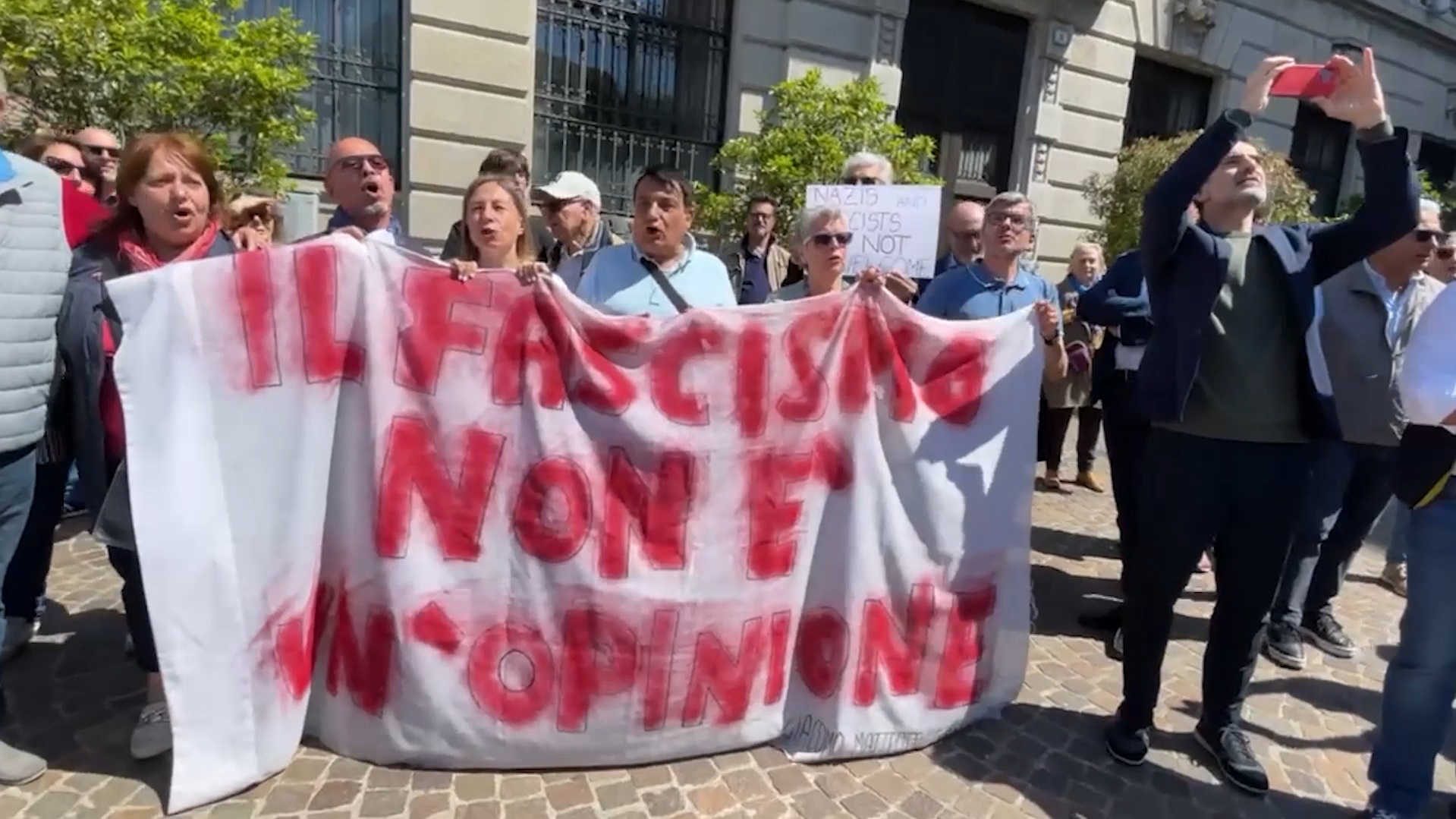 “Il fascismo non è un’opinione”, il presidio a Gallarate contro il Remigration Summit – Video “Il fascismo non è un’opinione”, il presidio a Gallarate contro il Remigration Summit – Video