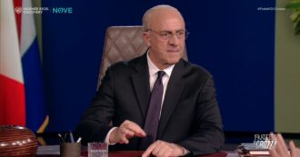 Copertina di Crozza-De Luca si allena da “umarell” e poi fa una previsione: “Senza di me la Campania in un buco nero” – Video