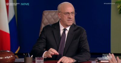 Copertina di Crozza-De Luca si allena da “umarell” e poi fa una previsione: “Senza di me la Campania in un buco nero” – Video