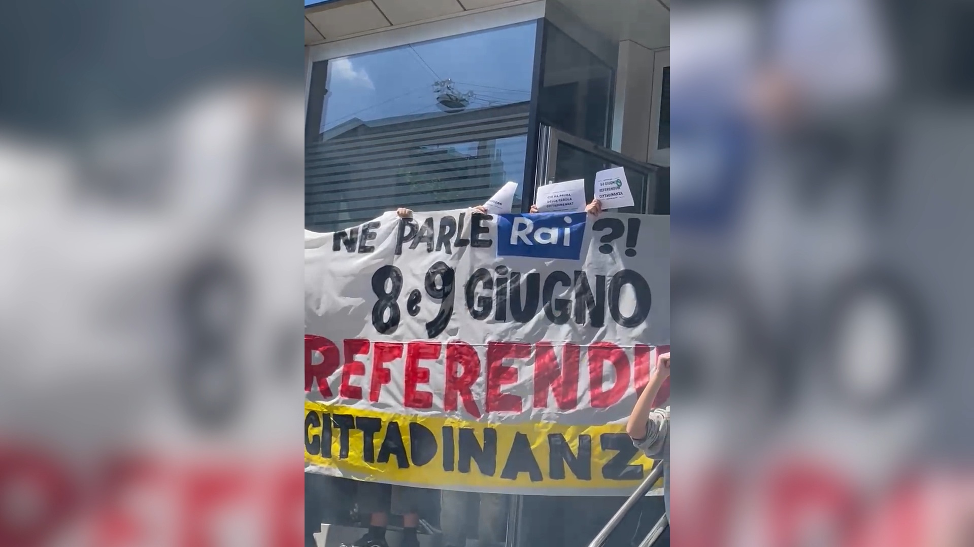 Referendum, occupato l’atrio della Rai a Milano per protesta: “Consultazione oscurata” – Video Referendum, occupato l’atrio della Rai a Milano per protesta: “Consultazione oscurata” – Video