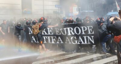 Copertina di Milano, cariche al corteo degli antagonisti contro il Remigration Summit di Gallarate
