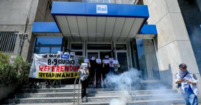 Copertina di Referendum oscurati, occupata la sede Rai