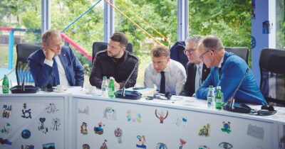 Copertina di Ucraina, droni su Sumy: 9 morti. E Trump domani chiama Putin