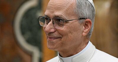 Copertina di Oggi la messa di insediamento di Papa Leone XIV, presenti anche Vance e Zelensky: il Vaticano tesse la pace