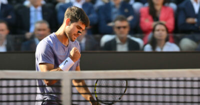 Copertina di Alcaraz schianta Sinner (7-6, 6-1): è il campione di Roma. “Bravo Carlos, ti dovrò battere a Parigi. Sono comunque orgoglioso”