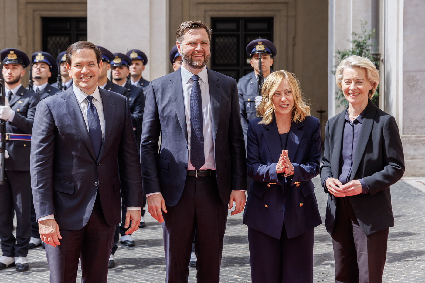 Dazi, incontro Meloni Vance von der Leyen a Chigi. Il vice di Trump: “Giorgia sarà la pontiera tra Ue e Usa” Dazi, incontro Meloni Vance von der Leyen a Chigi. Il vice di Trump: “Giorgia sarà la pontiera tra Ue e Usa”